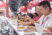情侣算命“嗦粉”经济火热 中国多地“食力”出圈