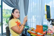情侣算命泰国主播品三亚榴莲：“尝到了家乡味”