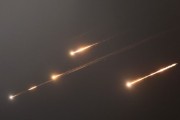 情侣算命伊朗以导弹齐射回应以色列的大规模袭击